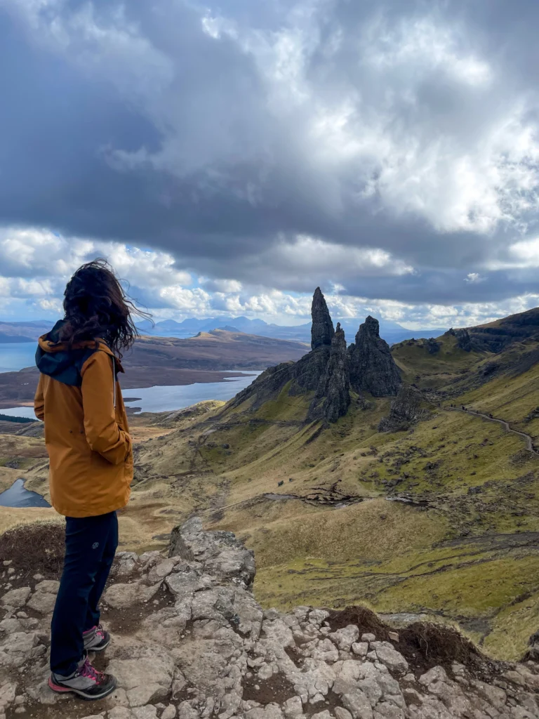 Vistas a Old Man of Storr en Skye, Escocia