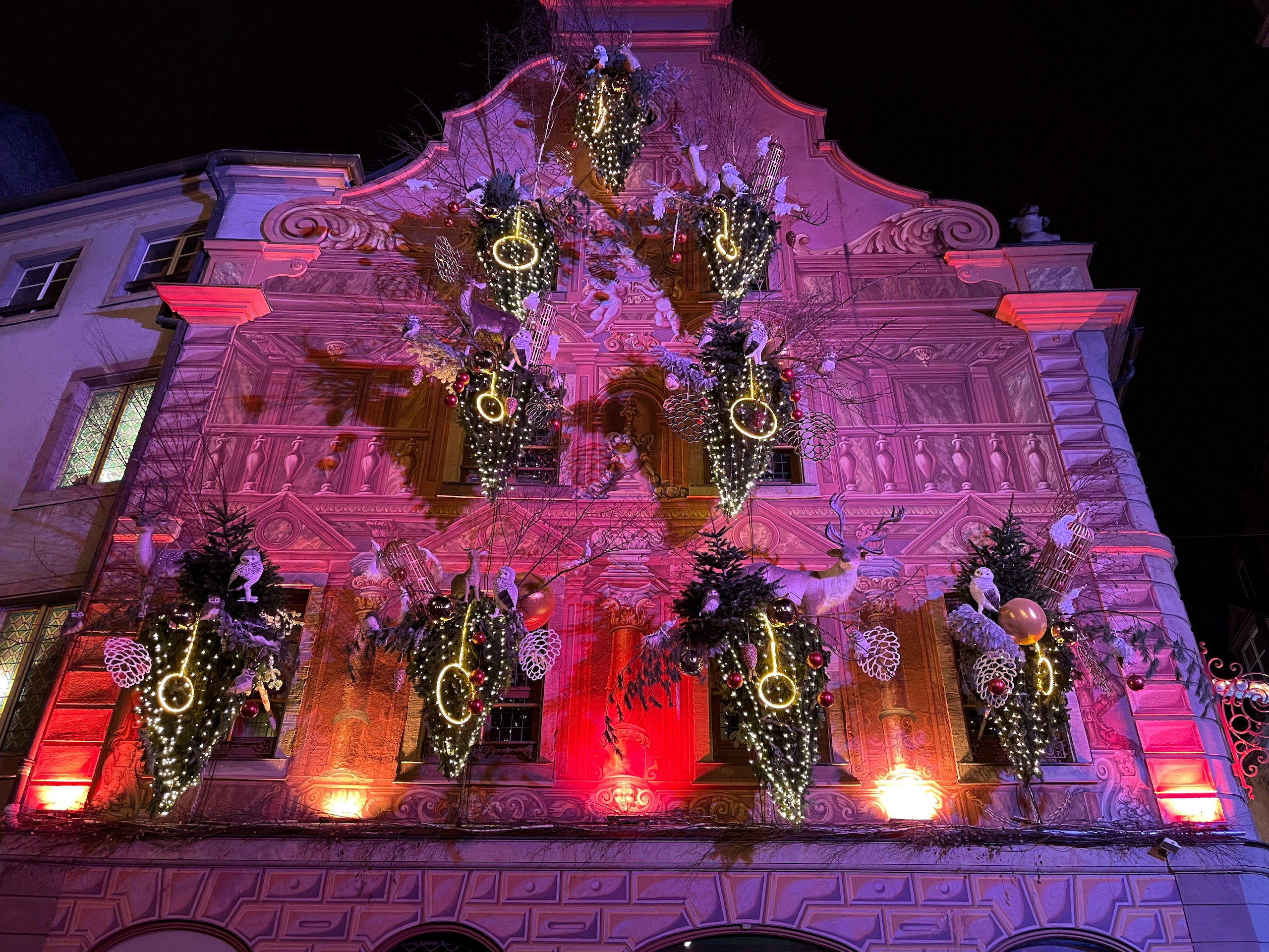 Fachada decorada e iluminada en Estrasburgo