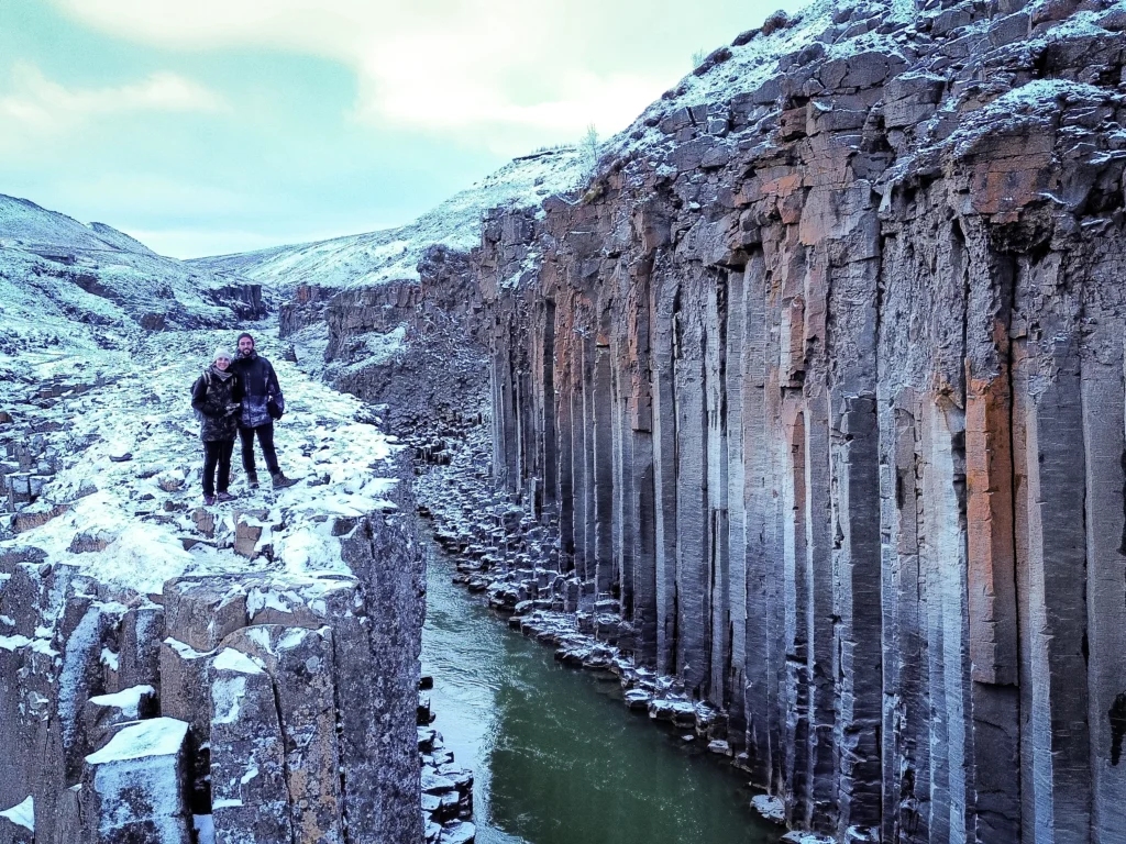 Cañón de basalto de Stuðlagil desde el lado Este a vista de dron