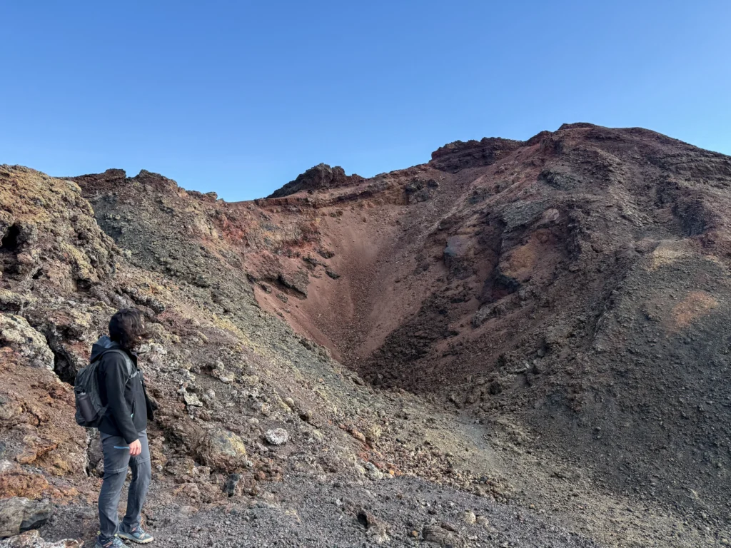 Caminar por el cráter de un volcán es algo imprescindible que hacer en La Palma (volcán Teneguía)