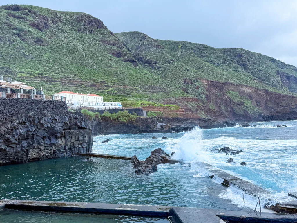 Piscinas de La Fajana en La Palma, ideales para relajarse en tu ruta por La Palma