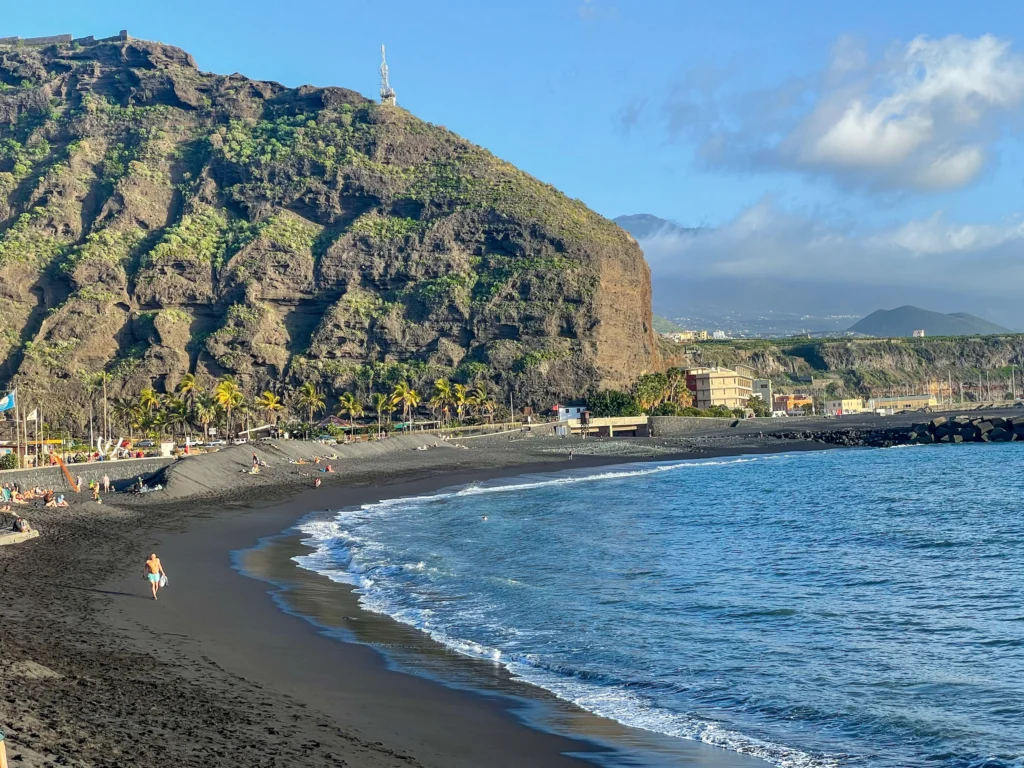 Playa de Tazacorte y el volcán Tajogaite al fondo