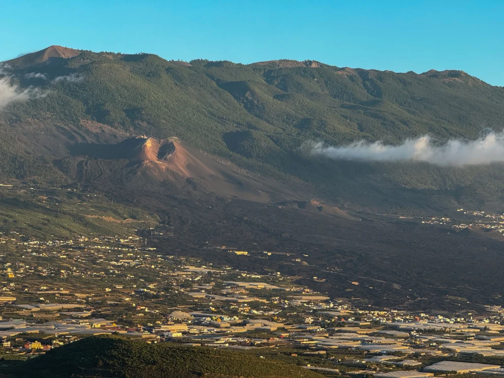 Vistas sobre el Tajogaite y sus coladas de lava desde el mirador El Time