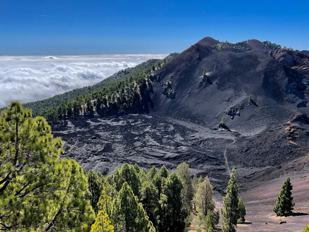 Coladas de lava en la ruta de los volcanes en La Palma, un imprescindible si te gusta el senderismo