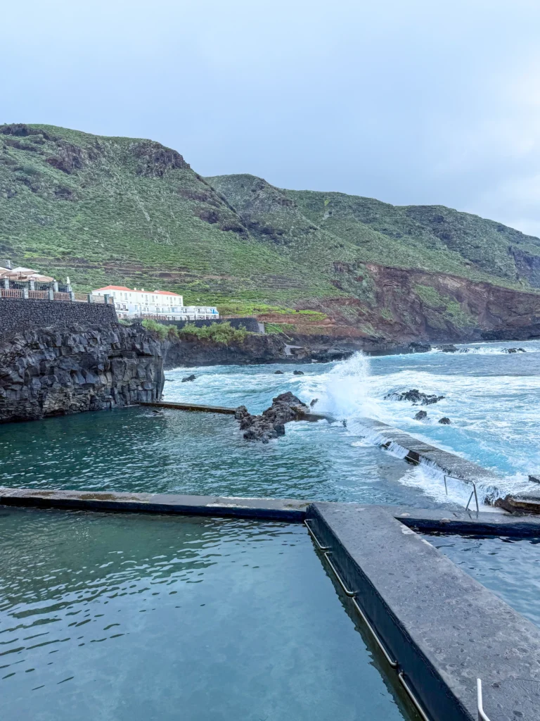 Piscinas de La Fajana en La Palma, ideales para relajarse en tu ruta por La Palma