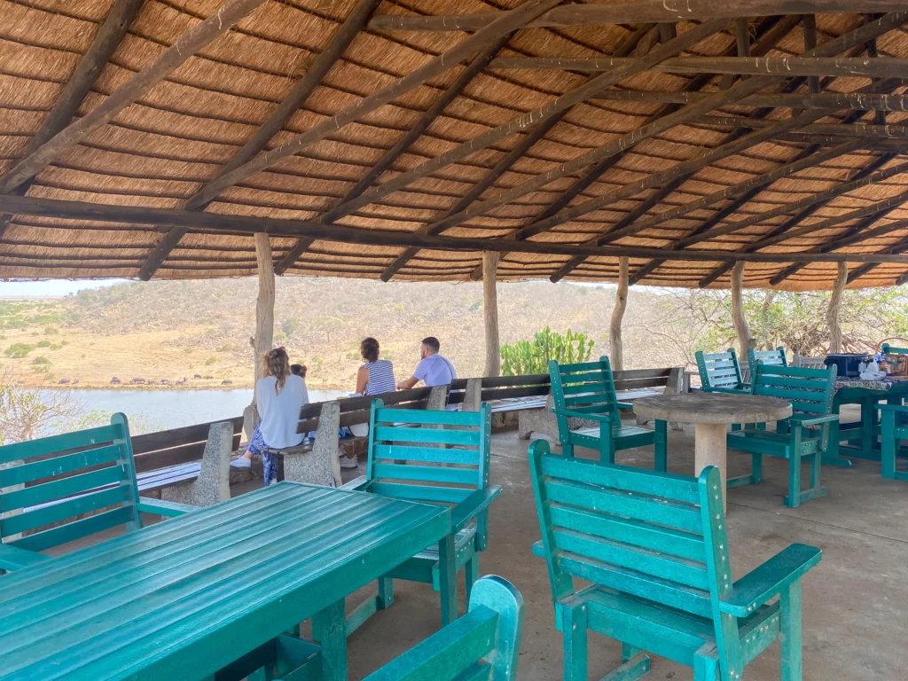 En el Kruger solo puedes bajarte en áreas habilitadas como esta donde además puedes hacer picnic