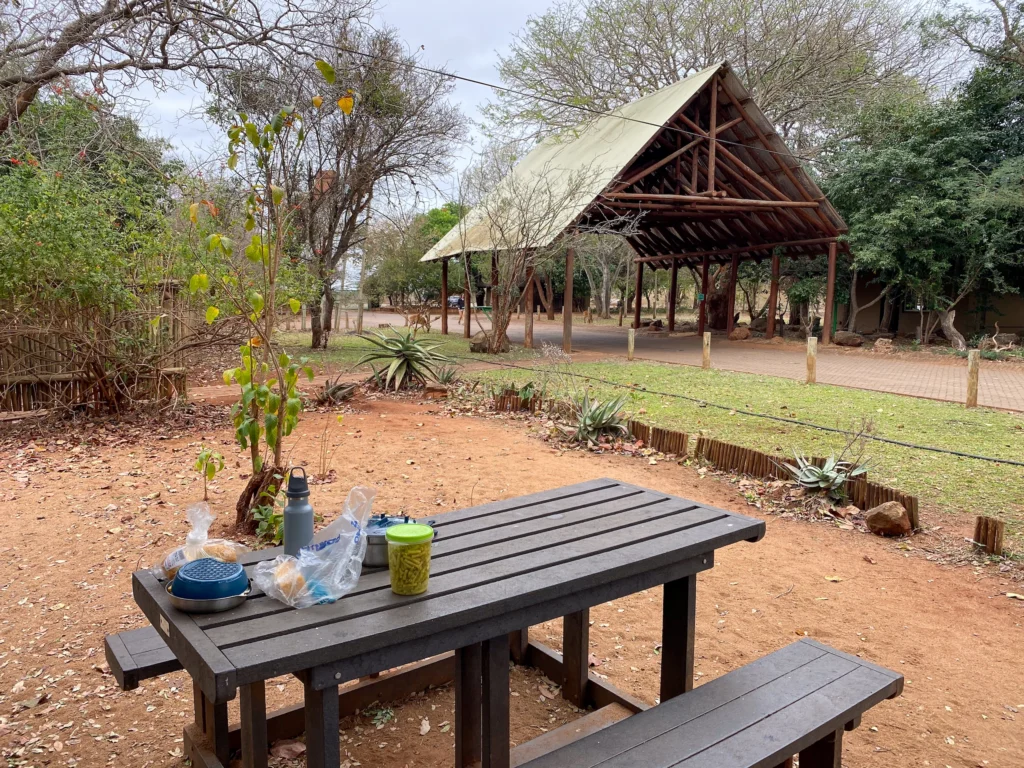 Zona de picnic del campamento Cocodrile Brige, uno de los mejores del Kruger