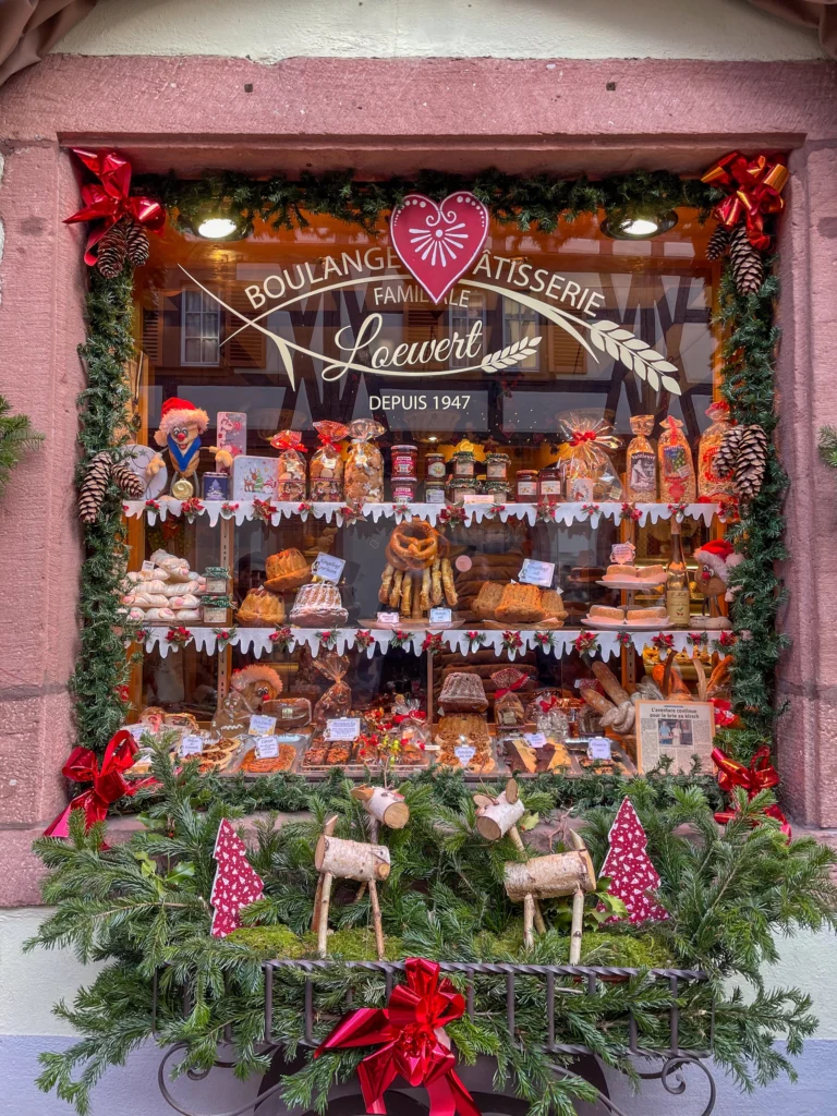 EScaparate decorado de navidad en Kaysersberg uno de los pueblos más bonitos de Alsacia
