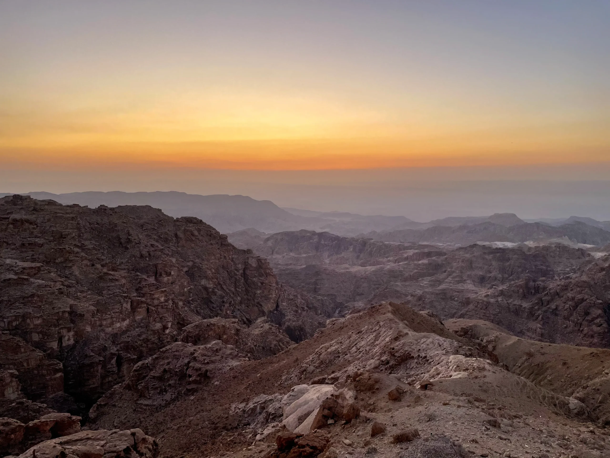 Cómo moverse por Jordania: Atardecer en la carretera 60