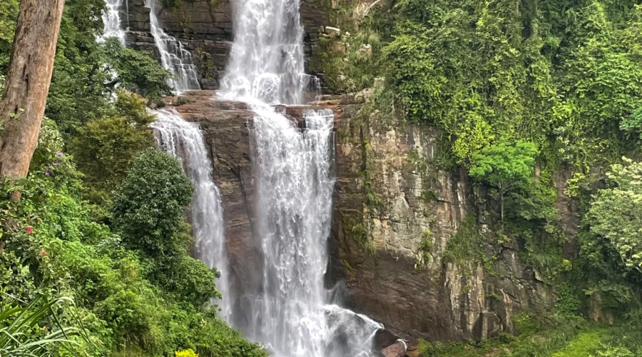 Ramboda Falls en las Tierras Altas de Sri Lanka