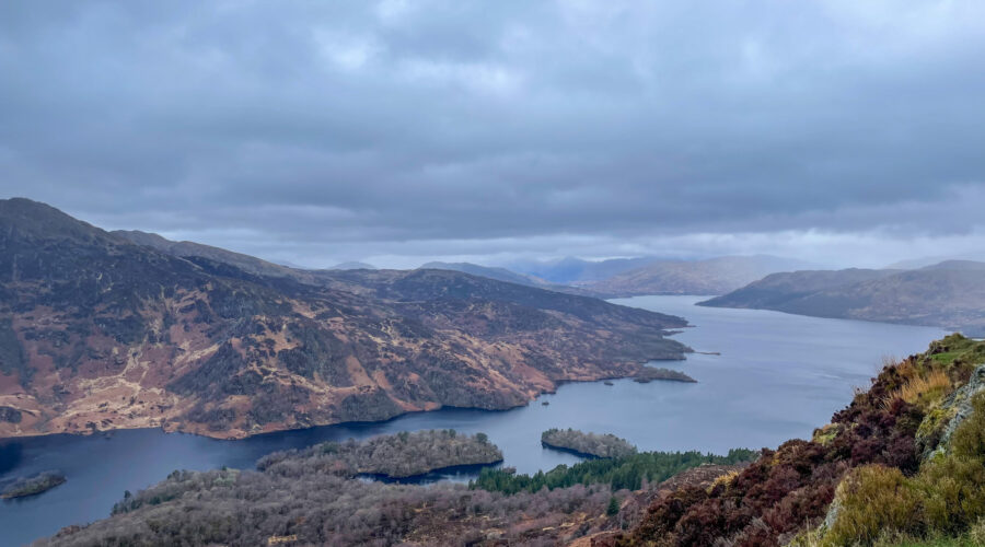 Vistas de Loch Katrine desde la cima Ben A'An en el Parque Nacional Loch Lomond y los Trossachs