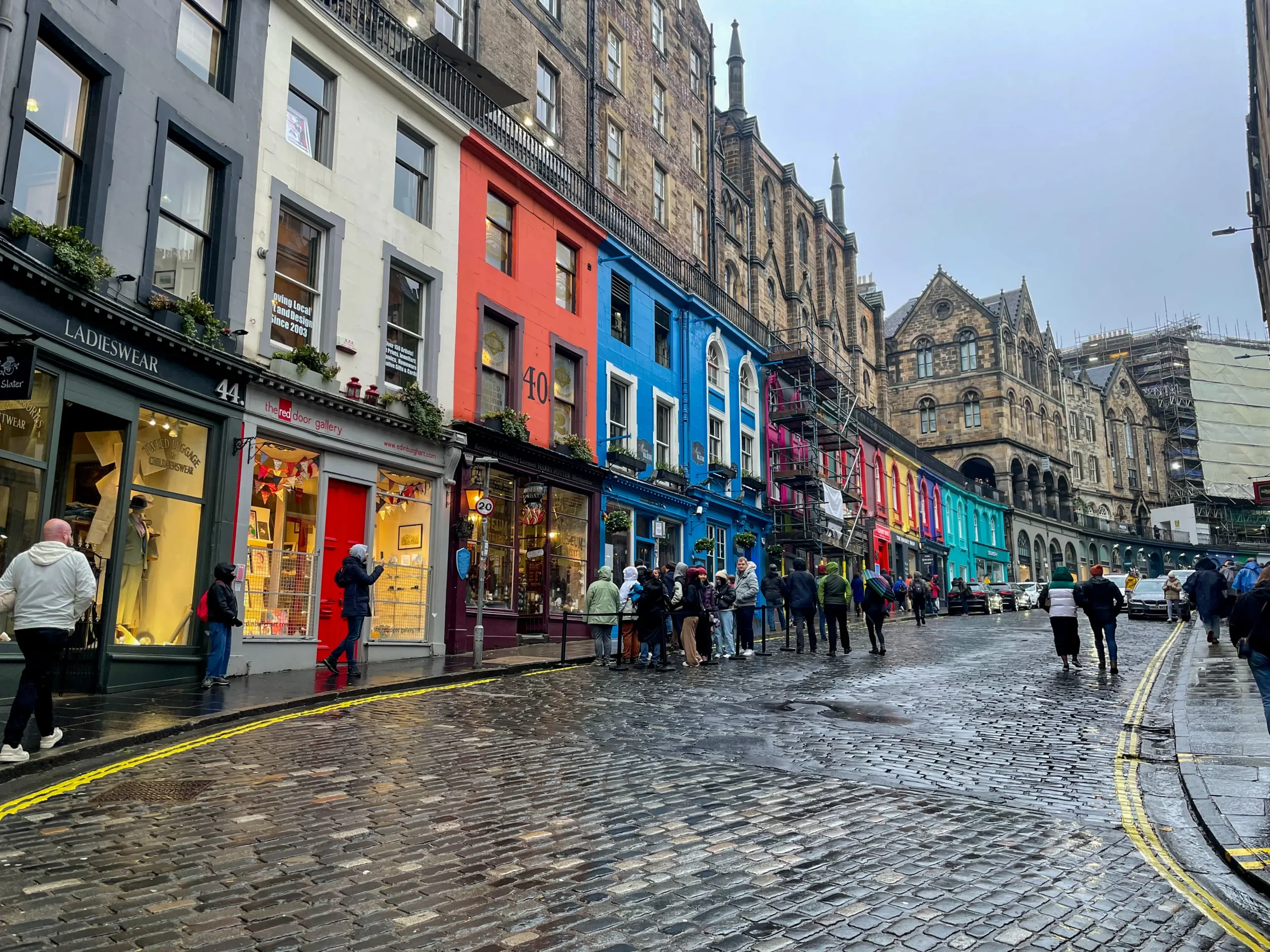La colorida calle Victoria en Edimburgo