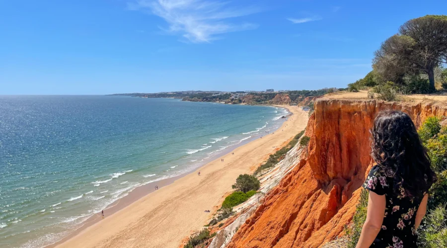 Acantilados de la Playa de Falésia, una de las playas más bonitas del Algarve