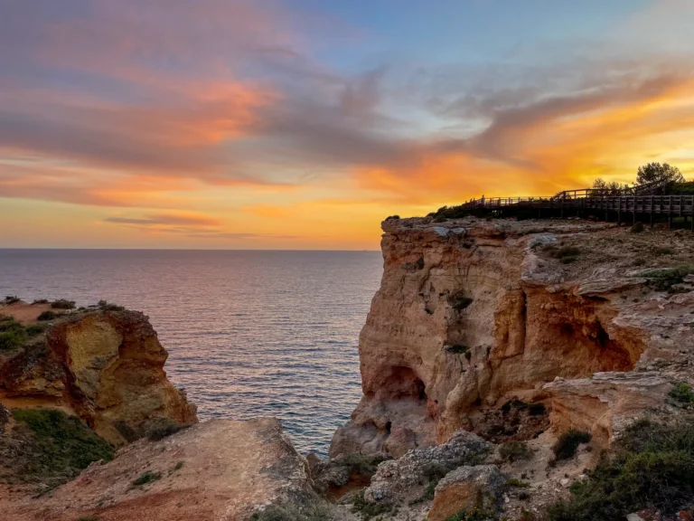 Atardecer en las pasarelas de Carvoeiro, el atardecer más bonito de nuestra ruta por el Algarve en camper