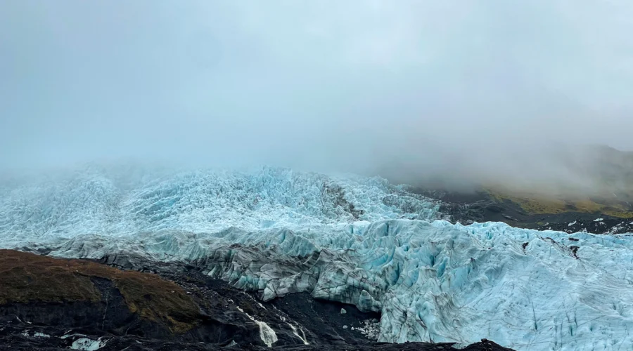 Hacer un trekking por el glaciar y visitar una cueva de hielo, imprescindible en Islandia