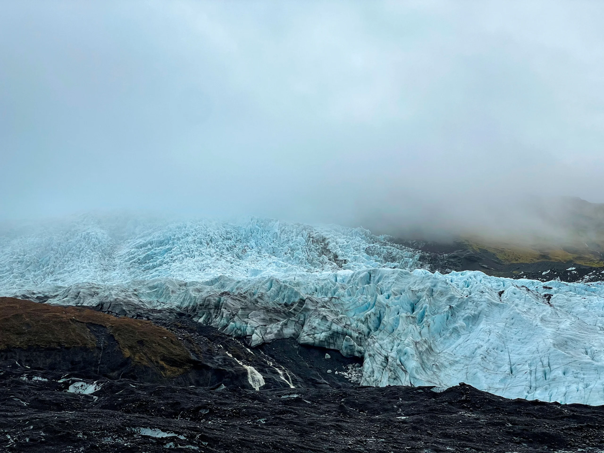 Hacer un trekking por el glaciar y visitar una cueva de hielo, imprescindible en Islandia