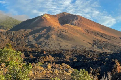 Volcan Tajogaite o Cabezavaca (2021) y sus coladas de lava vistas desde el mirador oficial, un imprescindible en tu ruta por La Palma