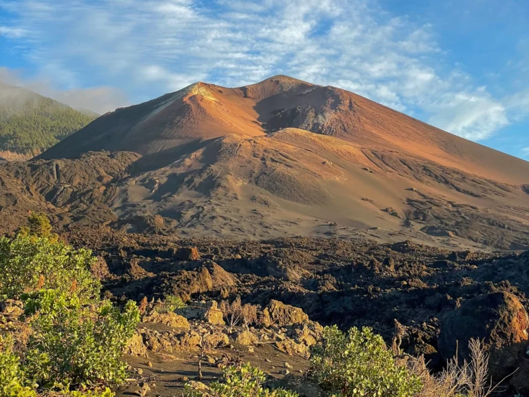 Volcan Tajogaite o Cabezavaca (2021) y sus coladas de lava vistas desde el mirador oficial, un imprescindible en tu ruta por La Palma