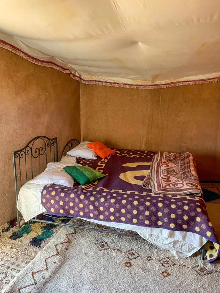 Así es una jaima básica en el desierto de Erg Chigaga en Marruecos