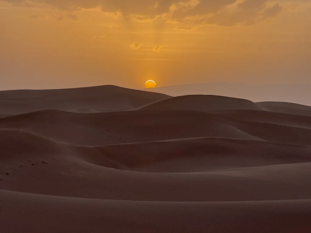 Atardecer en el desierto de Erg Chigaga sin filtros
