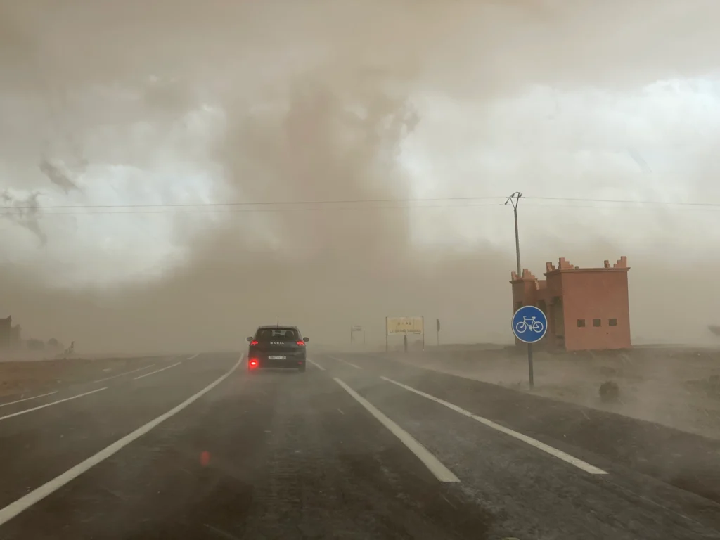 Conduciendo por Marruecos en nuestro coche de alquiler a través de una tormenta de arena