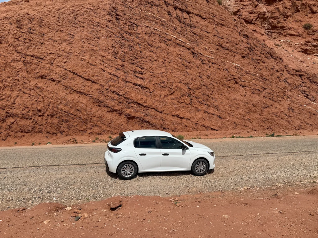 Conduciendo un coche de alquiler en nuestra ruta por Marruecos