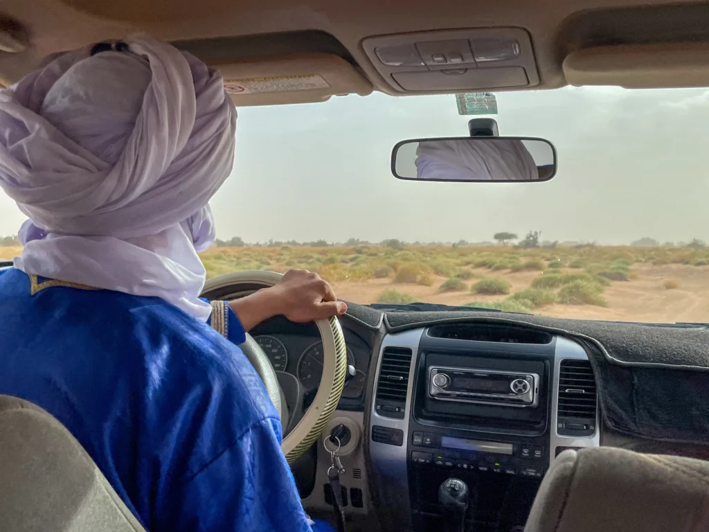 El transporte en 4x4 a tu campamento en el desierto es parte de la aventura