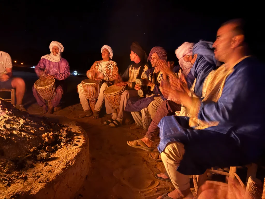 Las noches en el desierto suelen transcurrir alrededor de una hoguera