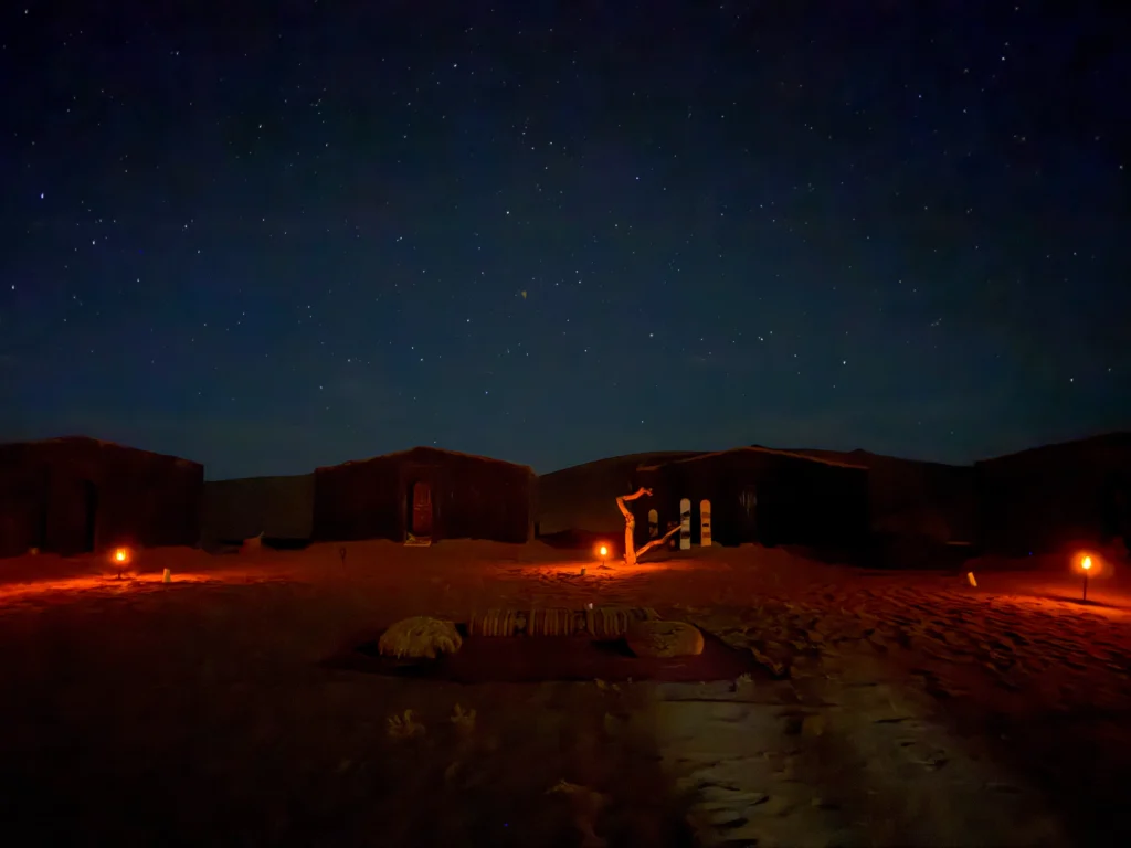 La noche estrellada en nuestro campamento en el desierto de Erg Chigaga