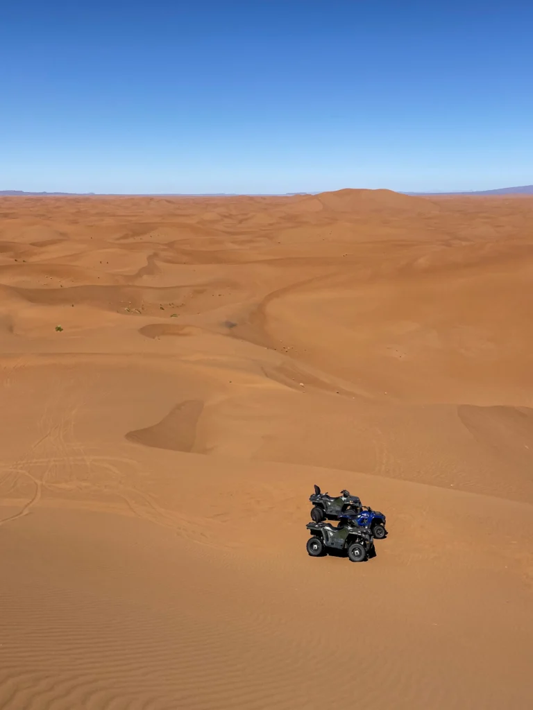 Montar en quad en el desierto, una de las mejores actividades que hacer en Erg Chigaga