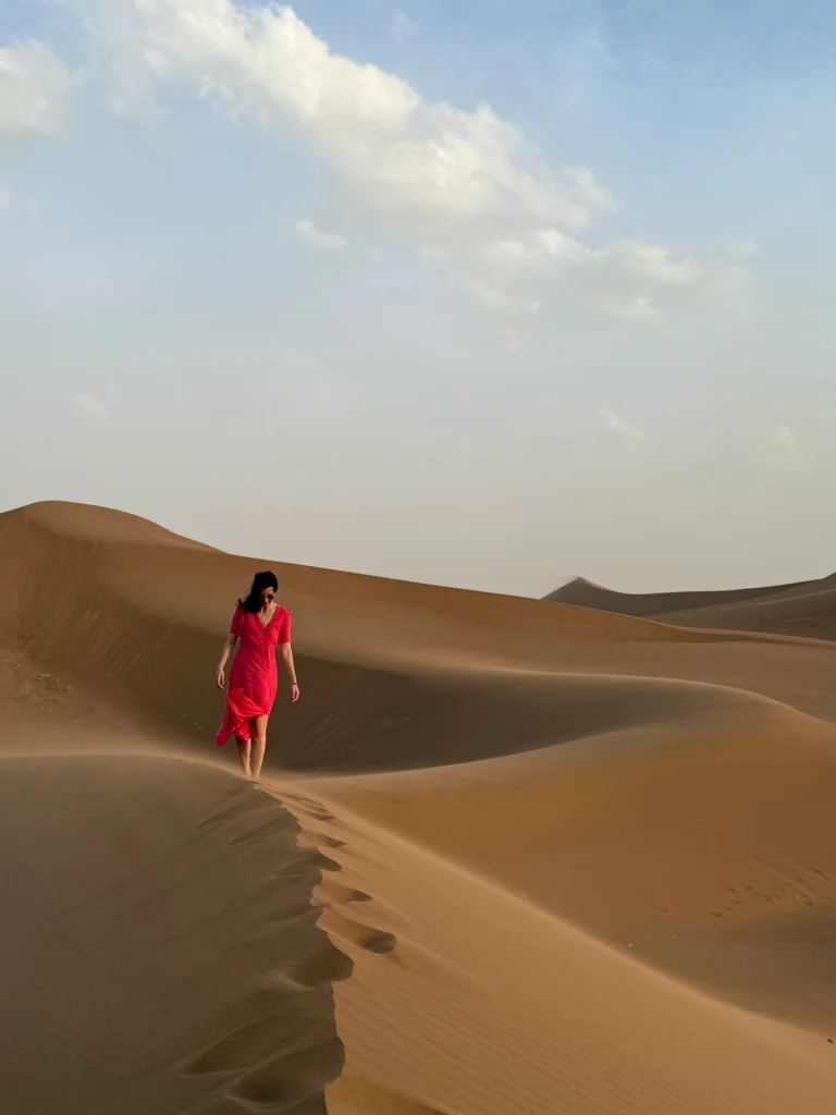 Paseando por los alrededores de nuestro campamento en el desierto de Erg Chigaga