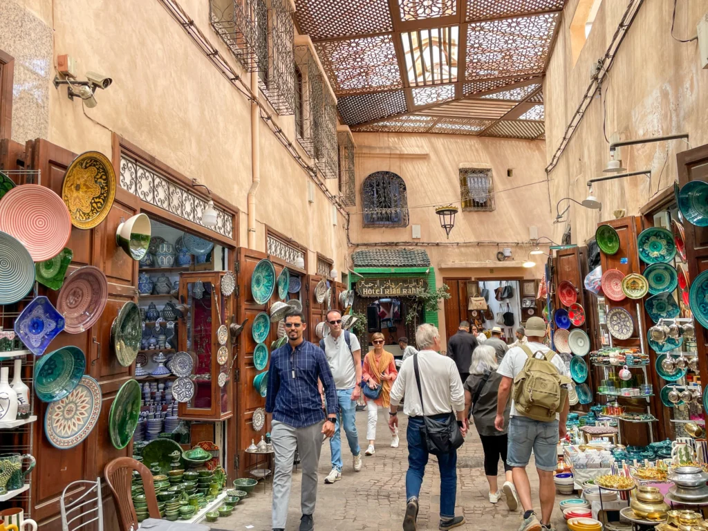 Caminando por el Zoco de Marrakech donde no pueden entrar los vehículos
