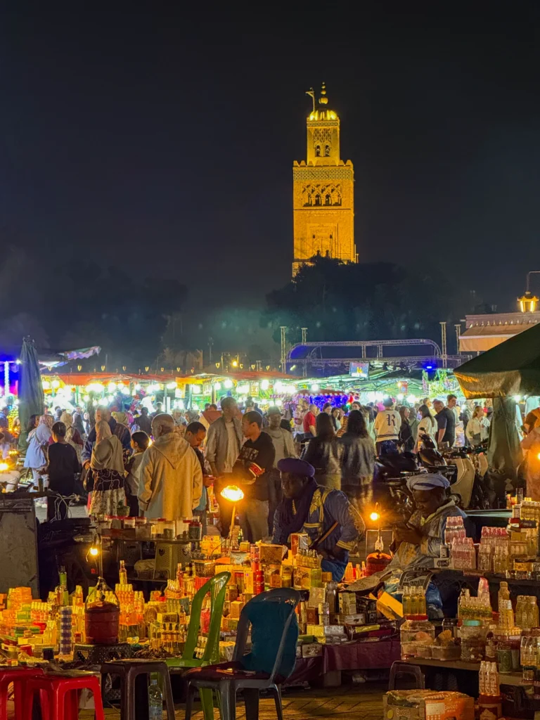 Jemaa el-Fna llena de ambiente por la noche