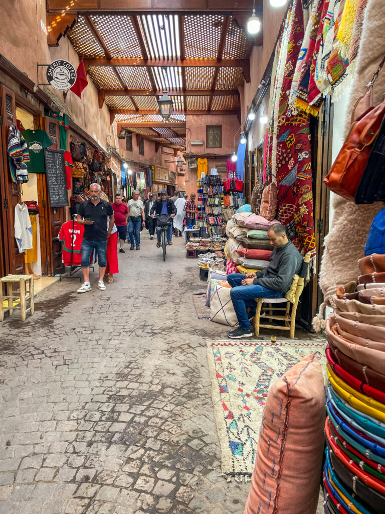 Paseando por los zocos en Marruecos, seguro durante el día