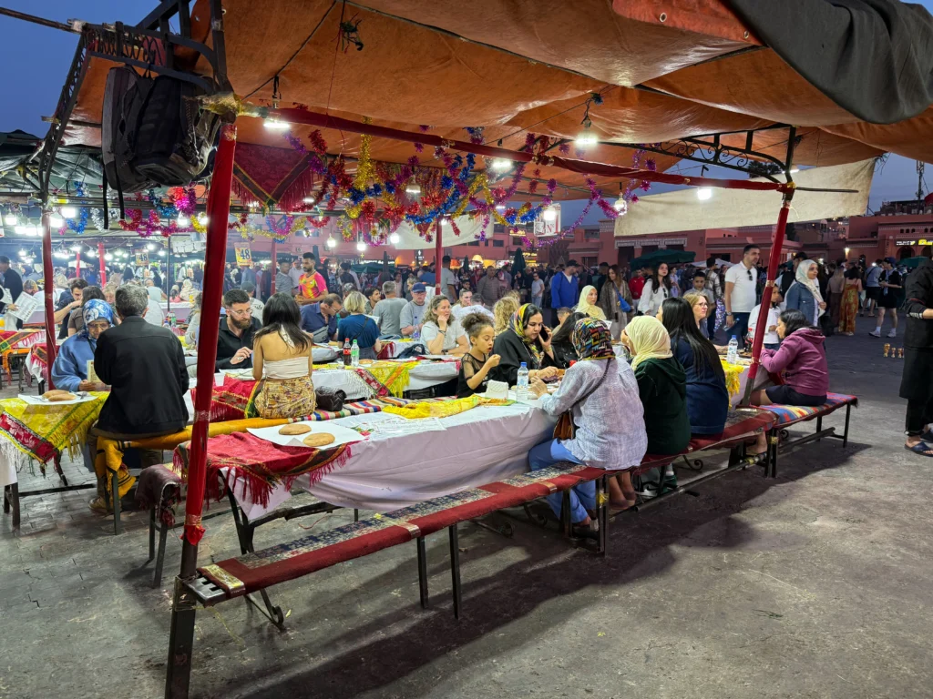 Puestos de comida en la plaza Jemaa el-Fna al caer la noche