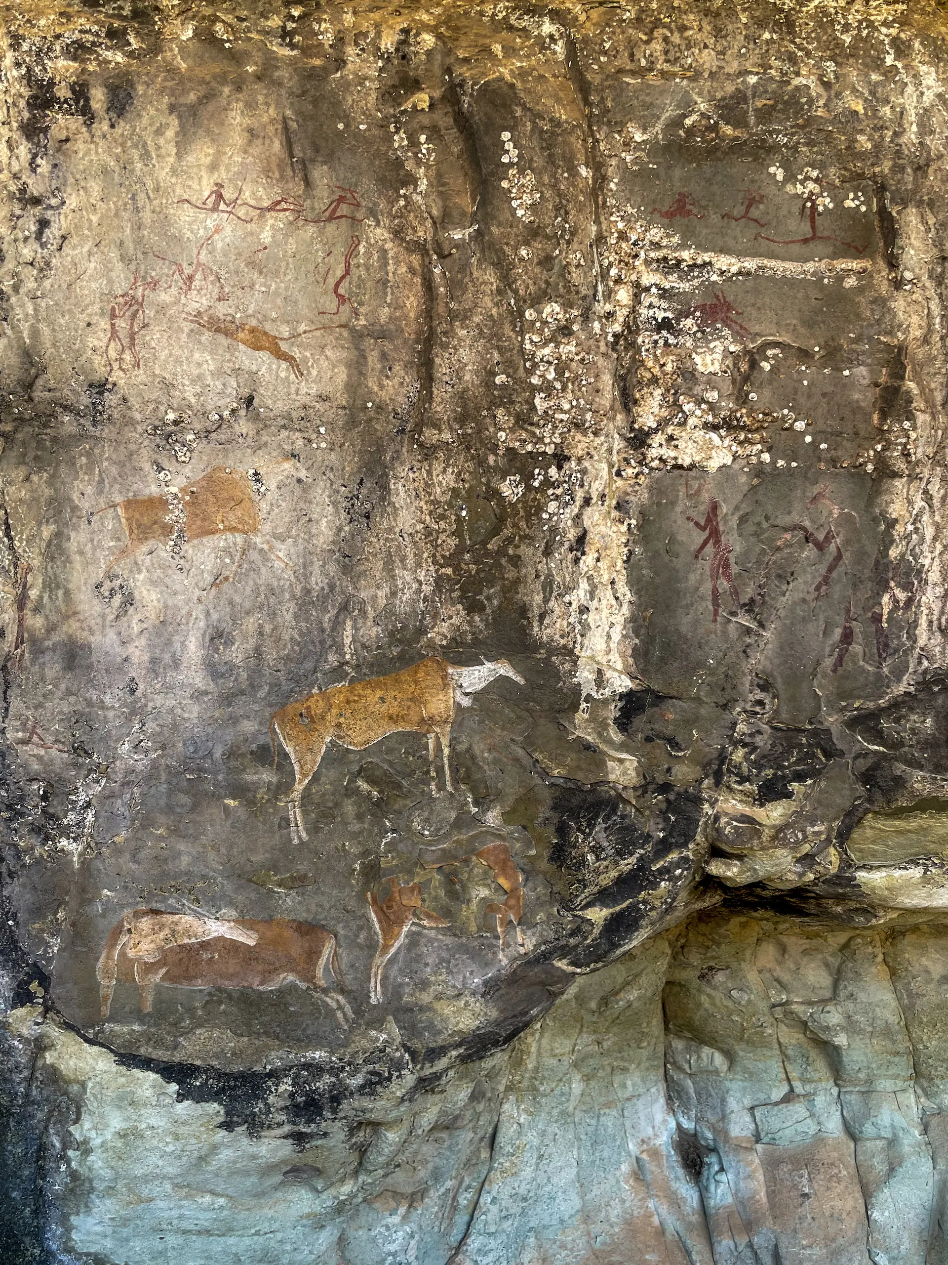 Cueva con pinturas rupestres en Cathedral's Peak en las Drakesnberg