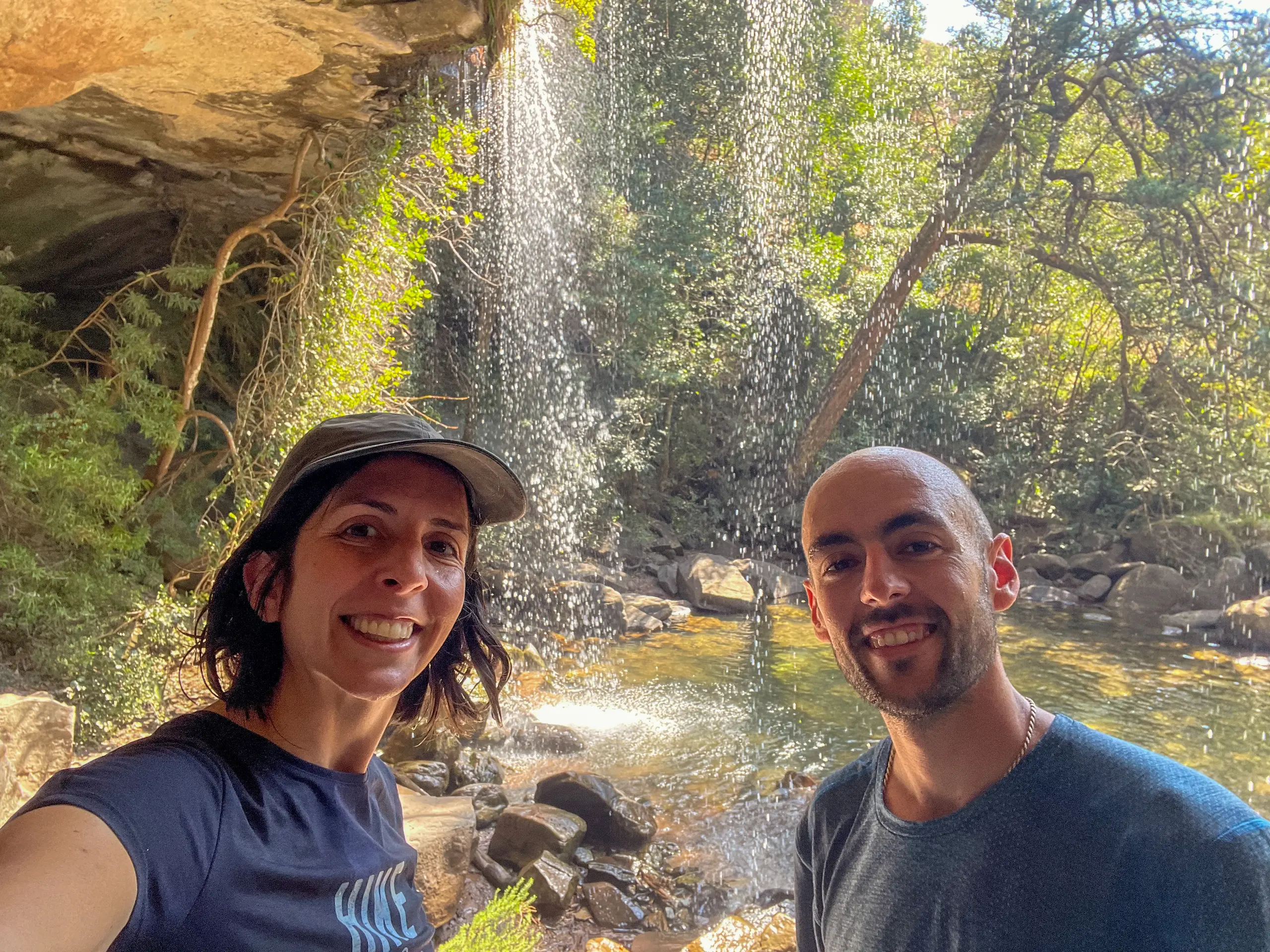 Guía para recorrer las Drakensberg: refrescándonos en Doreen Falls