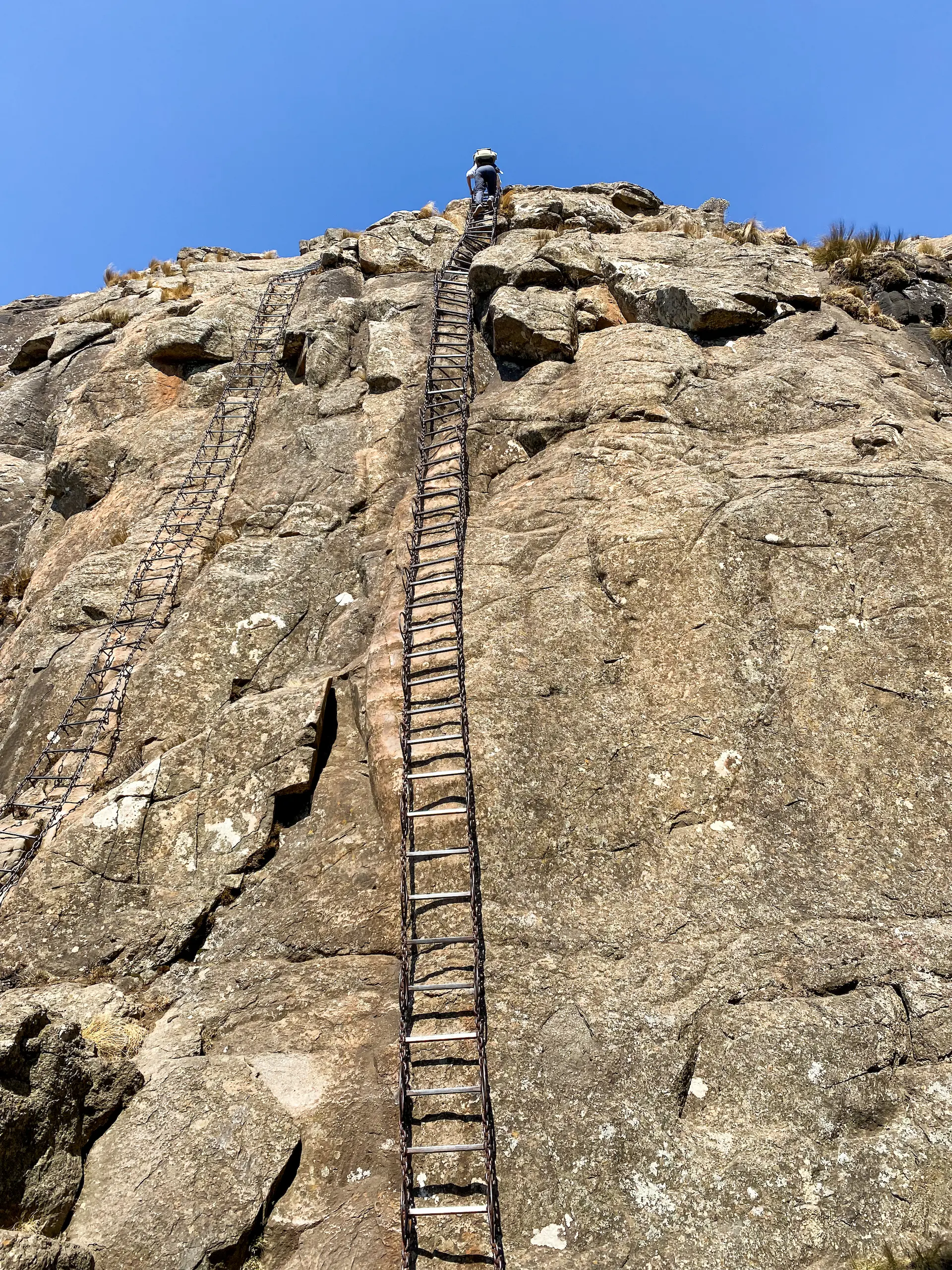 Escaleras o chain ladders a las Tugela Falls en Royal Natal National Park