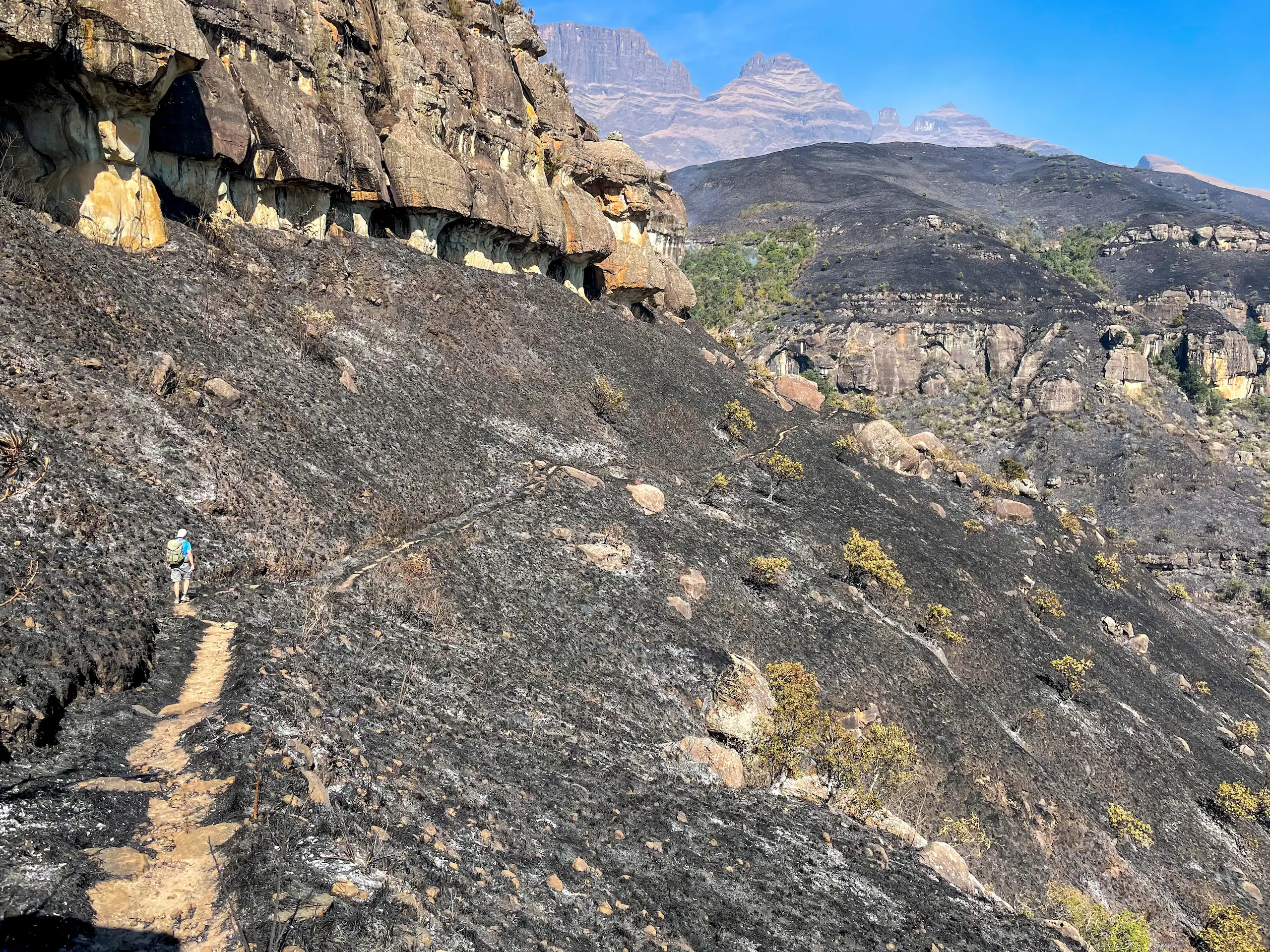 Paisajes quemados durante la ruta por Champagne Valley en las Drakensberg
