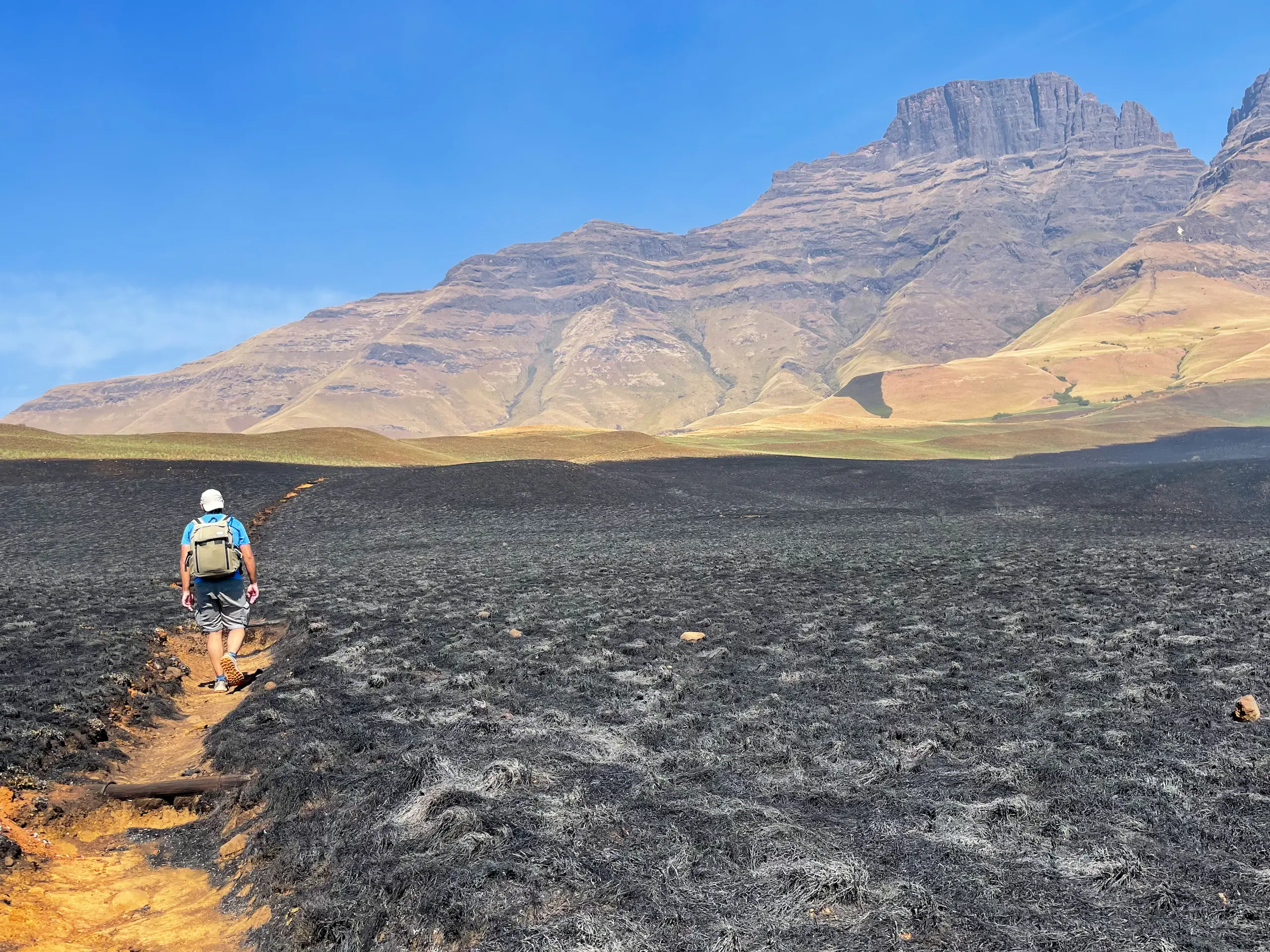 Paisajes quemados durante la ruta por Champagne Valley en las Drakensberg