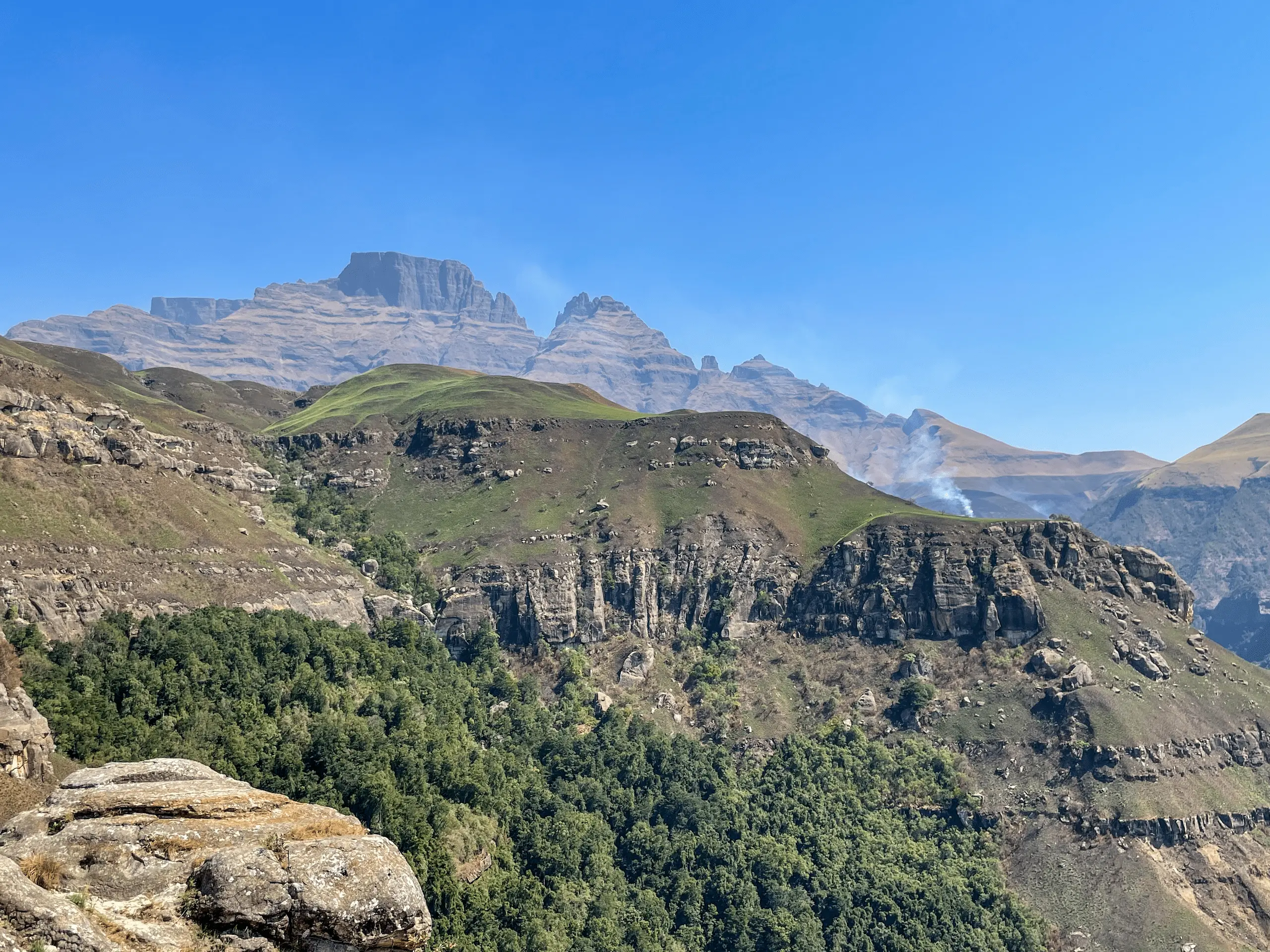Paisajes durante la ruta por Champagne Valley en las Drakensberg