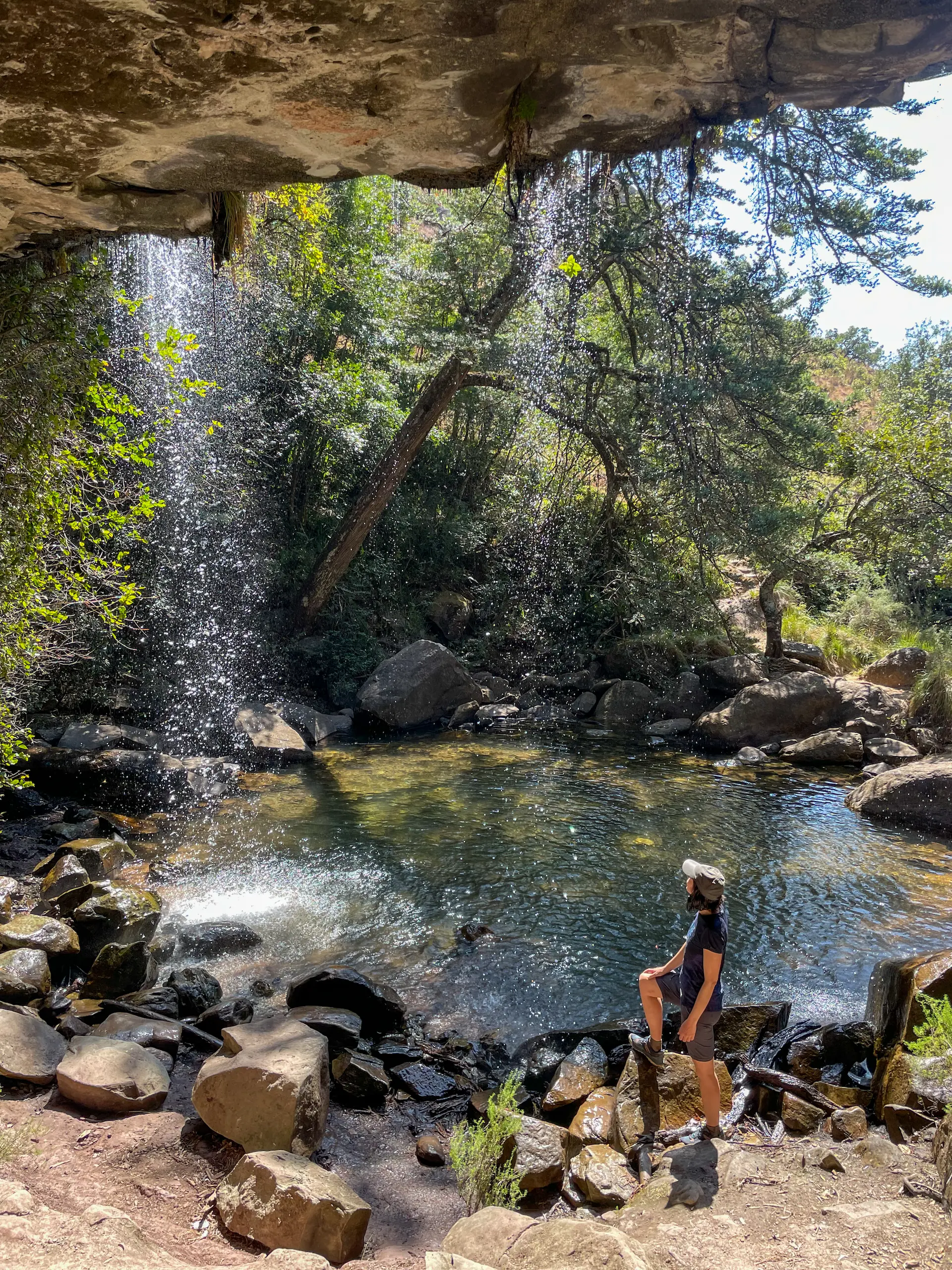 Refrescándonos en Doreen Falls en Cathedral Peak